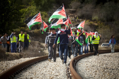 Novembre 2012, des Palestiniens marchent le long de la ligne de chemin de fer reliant Jaffa et Jérusalem à travers la Cisjordanie occupée, au cours d’une marche de protestation contre les plans israéliens de construction d’un mur de séparation coupant Battir en deux. (Photo : Oren Ziv / ActiveStills)