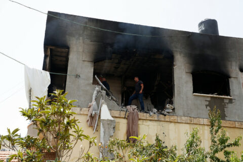 13 mai 2022. Des Palestiniens inspectent une maison incendiée au cours d’un raid militaire israélien à Jénine, en Cisjordanie occupée. (Photo : Ahmed Ibrahim / APA images)