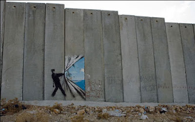 Windows on West Bank - Banksy - Palestine (West Bank) 2005 Crédit Wikimedia Commons