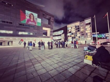 Des activistes ont mis en scène une « projection de guérilla » à Wellington après que le maire de la capitale néo-zélandaise avait interdit l’illumination pourtant prévue d’un important édifice aux couleurs de la Palestine. (Photo : Justice for Palestine)