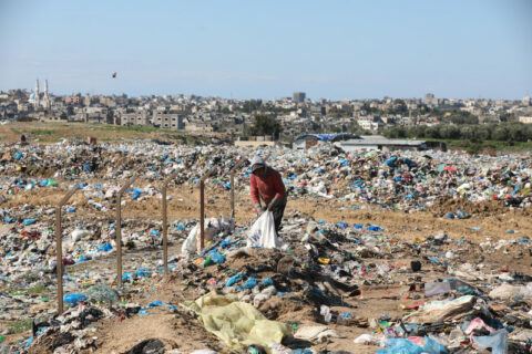 Bien des enfants et des jeunes tentent de gagner un peu d’argent en travaillant sur les décharges de Gaza. (Photo : Ashraf Amra / APA images)