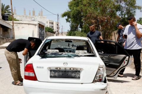 Des Palestiniens examinent la voiture dans laquelle trois hommes ont été exécutés par les forces israéliennes à Jénine, le 17 juin. (Photo : Ahmed Ibrahim / APA images)
