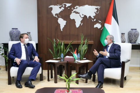 Ramallah, mars 2021. Olivér Várhelyi, un haut responsable de la Commission européenne, rencontre le Premier ministre de l’Autorité palestinienne, Mohammad Shtayyeh. (Photo : Shadi Hatem / APA images)