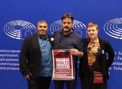 Manu Pineda, recevant Khaled Barakat, écrivain palestinien et Charlotte Kates de Samidoun au parlement européen (photo Samidoun)