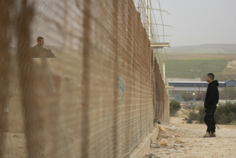 Avril 2022. Un soldat israélien empêche un travailleur palestinien de franchir le mur d’Israël à proximité du check-point de Meitar, à l’extérieur de la ville cisjordanienne de Hébron. (Photo : Oren Ziv / ActiveStills)