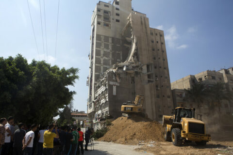 Les vestiges de la tour al-Salam, où les membres des familles Kilani et Dirbas ont été tués au cours d’une attaque aérienne israélienne, le 21 juillet 2014. La tour était située dans un quartier dont Israël avait prétendu qu’il offrirait un abri sûr aux civils. (Photo : Anne Paq)