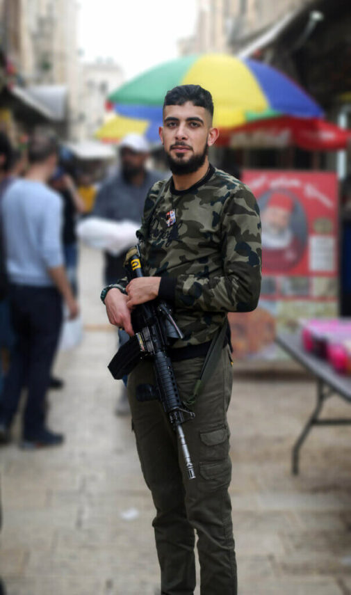Le combattant de la résistance palestinienne Ibrahim Nabulsi dans la vieille ville de Naplouse. Nabulsi a été tué le 9 août 2022 en même temps que deux de ses camarades, au cours d’un raid israélien dans la ville. (Photo : Shadi Jarar’ah / APA images)