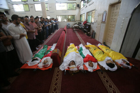 7 août 2022. Des personnes en deuil assistent aux funérailles de Palestiniens tués dans la région de Jabaliya, dans le nord de Gaza. (Photo : Atia Darwish / APA images)