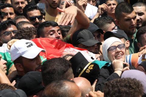 La mère d’Ibrahim al-Nabulsi, un combattant de la résistance palestinienne tué au cours d’une attaque israélienne à Naplouse en Cisjordanie le 9 août, aide à porter le corps de son fils lors de son cortège funèbre. (Photo : Wajed Nobani / APA images)