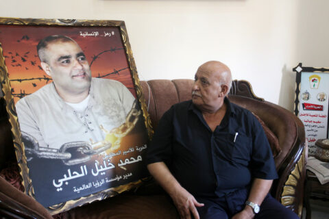 Khalil El Halabi, le père de Mohammed El Halabi, directeur de World Vision pour Gaza, chez lui, à Gaza, ce 30 août. (Photo : Youssef Abu Watfa / APA images)