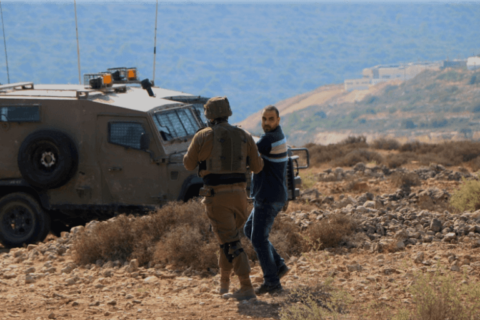 Les forces israéliennes arrêtent un Palestinien non armé au cours de confrontations en 2018. (Photo : Mohammad Shreiteh)
