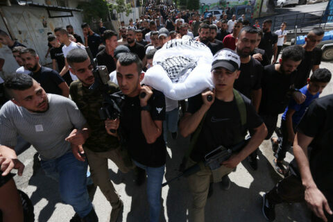 11 septembre 2022. Jénine, Cisjordanie occupée. Des Palestiniens en deuil lors des funérailles de Hamad Mustafa Abu Jalda, 24 ans, mort des blessures qu’il a subies une semaine plus tôt lors d’une attaque israélienne. (Photo : Shadi Jarar’ah APA images)