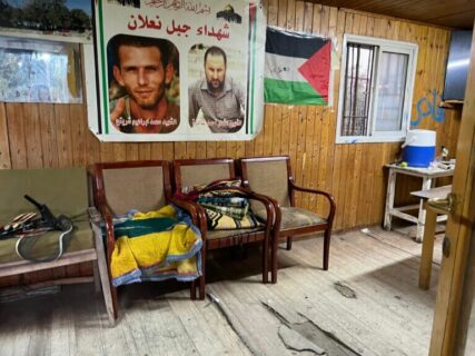 Accrochée dans le bureau de la communauté, au sommet du mont Naalon, une affiche avec les photos des deux martyrs tués au cours des attaques de l’armée et des colons le 26 octobre 2018. Mohammad Shreiteh, 28 ans, à gauche, et Othman Ladadweh, 33 ans, à droite. (Photo : Mariam Barghouti / Mondoweiss)