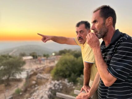 Jaafar Ladadweh, 55 ans, et Yousef Ali observent les colonies depuis Naalan, en septembre 2022. (Photo : Mariam Barghouti / Mondoweiss)