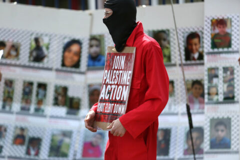 Palestine Action poursuit ses protestations malgré un procès imminent qui pourrait valoir à plusieurs de ses activistes la prison pour des années. (Photo : Martin Pope / SOPA Images)