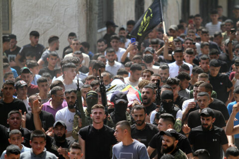3 septembre 2022. Des amis endeuillés portent le corps de Taher Zakarneh, 19 ans, lors de ses funérailles, dans le village de Qabatiya, non loin de Jénine dans le nord de la Cisjordanie. (Photo : Ahmed Ibrahim / APA images)