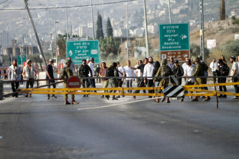 Ce 4 octobre, des soldats israéliens montent la garde au moment où des colons juifs tentent de faire irruption dans Naplouse près du check-point de Huwara, dans le nord-est de la Cisjordanie. (Photo : Nasser Ishayeh / SOPA Images)