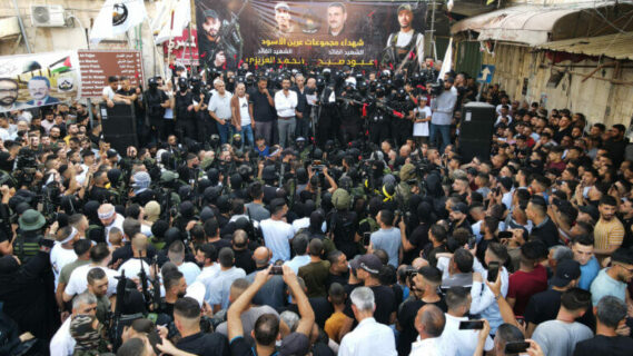 La Cisjordanie et Jérusalem "en feu". Naplouse, Cisjordanie, 2 septembre 2022. Des militants palestiniens présentent leurs armes lors d’une cérémonie à la mémoire de Mohammed al-Azizi et Abdul Rahman Sobh, tués par les forces israéliennes le 24 juillet 2022. (Photo : Shadi Jarar’ah / APA Images)