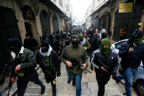 La Cisjordanie et Jérusalem en feu. Naplouse, Cisjordanie, 10 février 2022. Des militants palestiniens masqués arrivent pour tenir une conférence de presse pour protester contre le meurtre de trois de leurs camarades par les forces israéliennes. (Photo : Shadi Jarar’ah / APA Images)