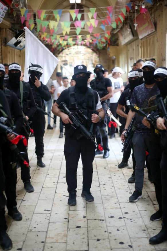 La Cisjordanie et Jérusalem en feu. Naplouse, Cisjordanie, 2 septembre 2022. Des militants palestiniens présentent leurs armes lors d’une cérémonie à la mémoire de Mohammed al-Azizi et Abdul Rahman Sobh, tués par les forces israéliennes le 24 juillet 2022. (Photo : Shadi Jarar’ah / APA Images)