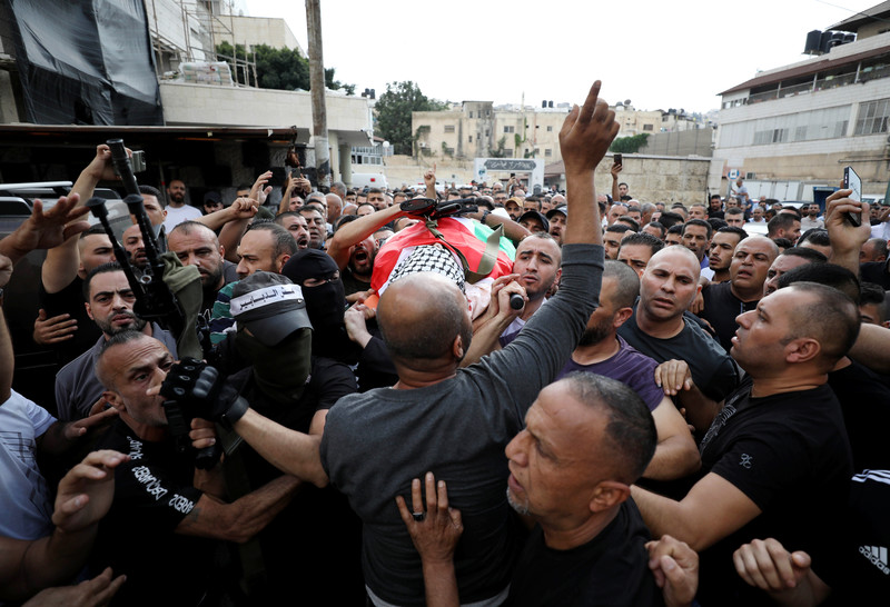 14 octobre. Des Palestiniens en deuil portent le corps du médecin abattu, Abdallah Abu al-Teen, lors de ses funérailles dans le camp de réfugiés de Jénine. (Photo : Stringer / APA images)