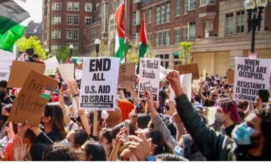 Des activistes sont descendus dans les rues pour protester contre les ONG qui financent la dépossession du peuple palestinien