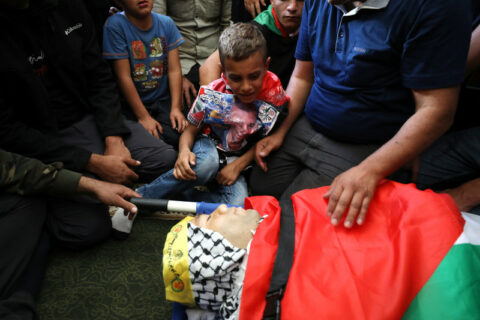 Le 16 octobre dernier à Salfit, en Cisjordanie occupée, le fils de Mujahed Muhammad Ahmad Daoud se lamente sur le corps de son père. (Photo : Wajed Nobani / APA images)