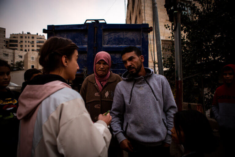 Bakr Armoush explique à Mondoweiss le mitraillage de la voiture qui transportait Fulla Masalma. (Photo : Vivian Tabar / Mondoweiss)