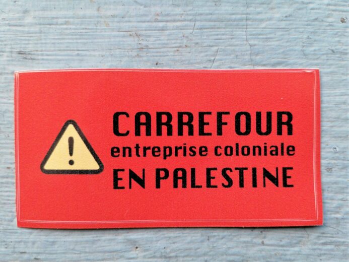 Autocollant : Carrefour entreprise coloniale en Palestine. Photo : Plate-forme Charleroi-Palestine