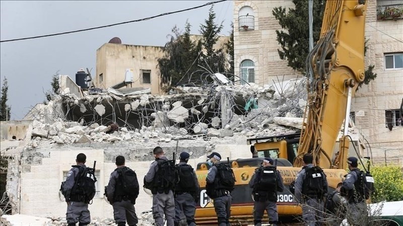 L’occupation israélienne en train de démolir une maison palestinienne.