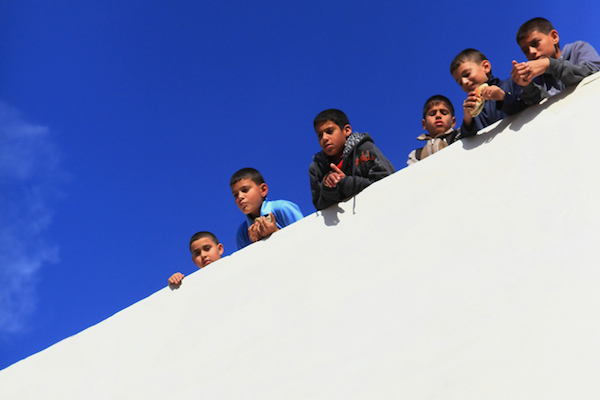 Des enfants palestiniens sur le toit d'un immeuble à Jérusalem-Est. (Photo Anne Paq, Activestills). Ces dernières décennies, le gouvernement israélien a été obsédé par le nombre en baisse des Juifs israéliens et ceux en hausse des Palestiniens. C’est à la lumière de ces réalités que les propagandistes sionistes et israéliens se sont mis à parler de plus en plus d’« autodétermination juive ».