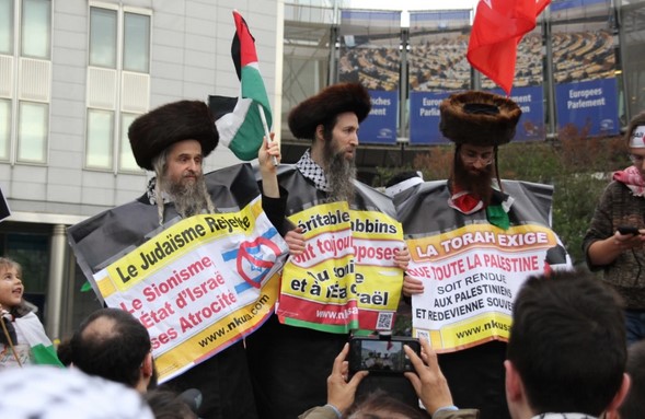 Des rabbins du mouvement Neturei Karta ont pris la parole devant le parlement européen. Photo : Al Falasteniyeh