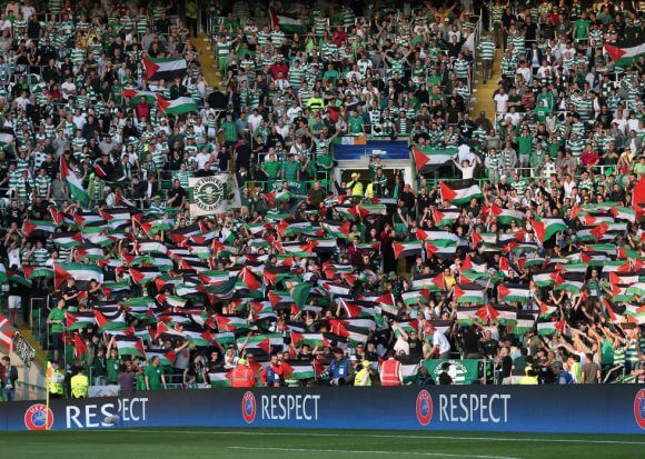 Des supporters du Celtic de Glasgow agitent des drapeaux palestiniens au cours d’un match contre l’équipe israélienne du Hapoël Beer-Sheva, en 2016
