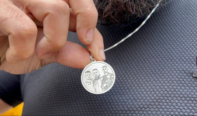 K., un camarade de Nabulsi, montre la médaille à deux facettes de son collier, dans laquelle ont été gravées les effigies des martyrs. (Photos : Mariam Barghouti / Mondoweiss)