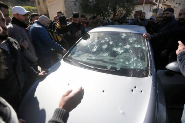 La voiture criblée de balles qui transportait Ashraf Mubasalat, Mohammad Dakhil et Adham Mabrouka, tués par les forces israéliennes le 8 février 2022. (Photo : Shadi Jarar’ah / APA Images)