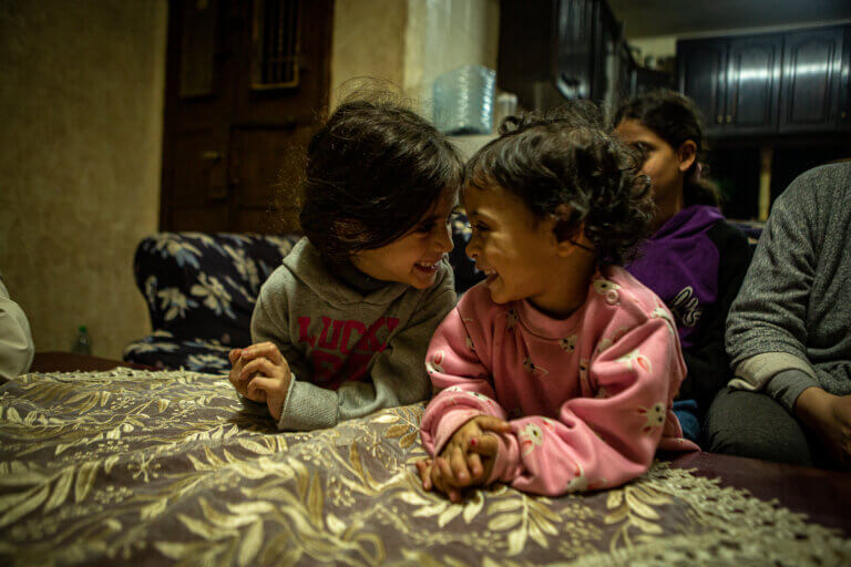 Le dernier enfant de Tareq, sa fille Alma, deux ans (à droite), et son cousin (à gauche), chez leurs grands-parents. (Photo : Vivian Tabar / Mondoweiss)