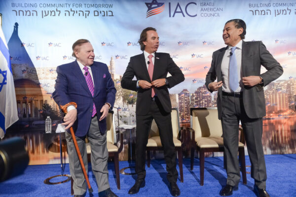 Les milliardaires Sheldon Adelson (à gauche) et Haim Saban (à droite), photographiés en 2014, font partie des juifs prosionistes nantis qui ont financé la colonisation israélienne. Leur rôle est comparable à celui des entreprises et États chrétiens européens qui ont financé la colonisation en Algérie, en Afrique du Sud, au Kenya, en Nouvelle-Zélande ou même en Israël. (Photo : Shahar Azran / Polaris/Newscom)