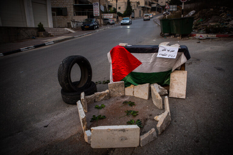 Le petit monument improvisé sur le site de la mort de Fulla Masalma (Photo : Vivian Tabar / Mondoweiss)