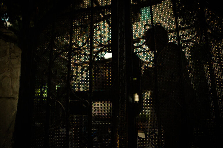 Le portail de l’immeuble à appartements où se trouve celui de Tareq Imwasi. (Photo : Vivian Tabar / Mondoweiss)