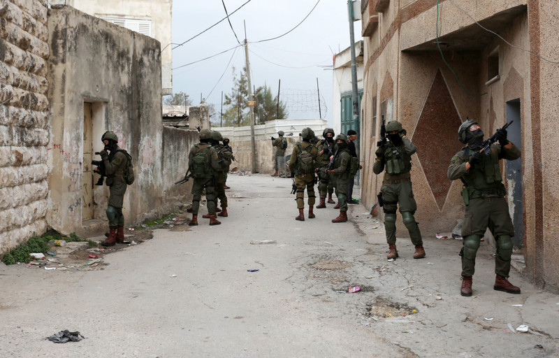 Les forces israéliennes envahissent le village de Hares en Cisjordanie occupée après que trois colons ont été tués le 15 novembre. (Photo : Shadi Jarar’ah / APA images)