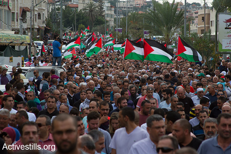 Lutte de classe : Des Palestiniens de 48, citoyens israéliens, participent à une grande manifestation lors d'une grève générale dans la ville de Sakhnin, dans le nord du pays, le 13 octobre 2015. Les Palestiniens ont appelé à un jour de rage suite aux restrictions d'accès à la mosquée Al-Aqsa. (Activestills.org)