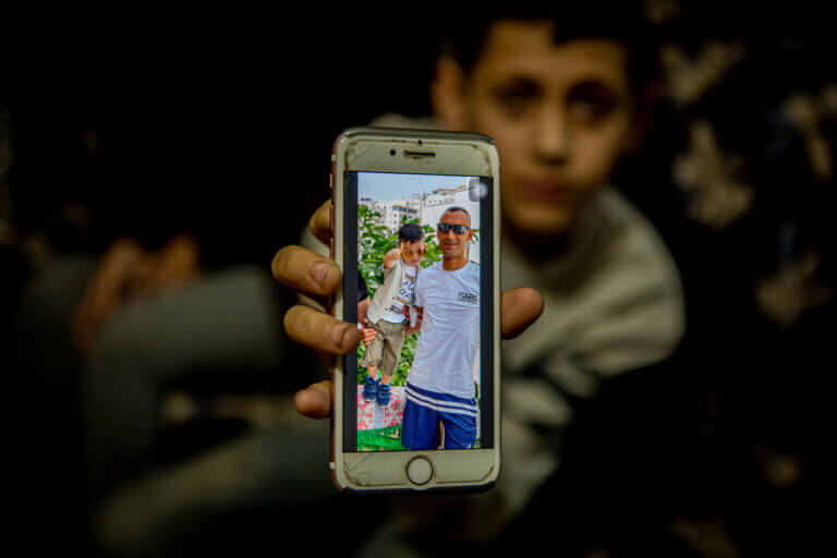 Tareq et son fils, Hani. (Photo : Vivian Tabar / Mondoweiss)