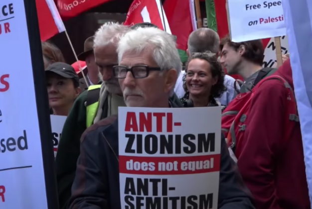 Londres. Protestations contre la définition de l’antisémitisme proposée par l’Alliance internationale pour la mémoire de l’Holocauste (IHRA). (Photo : capture vidéo)