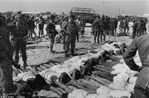 Terrorisme israélien. Juin 1967 - Prisonniers égyptiens dans le Sinaï. Les troupes israéliennes se sont rendues coupables de nombreux crimes de guerre, notamment en exécutant des prisonniers