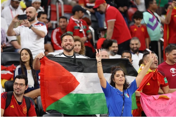Entretemps, la Coupe du Monde au Qatar a donné lieu à des manifestations massives de soutien à la cause palestinienne, soulignant le rejet par les opinions publiques arabes de la normalisation avec Israël. Photo : Showat Shafi / Al Jazeera.