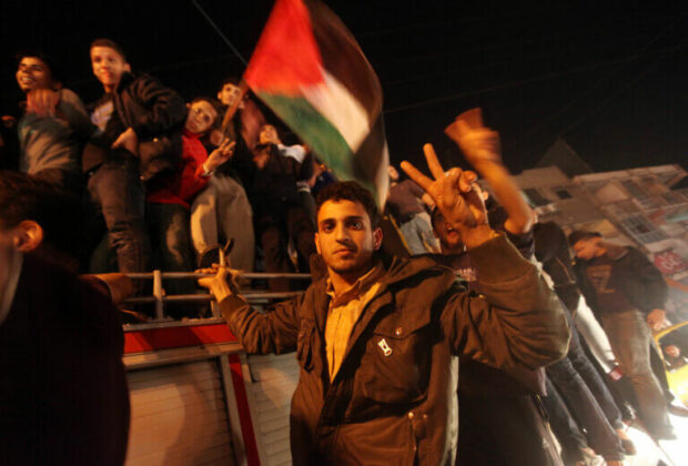 21 novembre 2012. Les Palestiniens célèbrent la fin des huit jours d’agression des forces israéliennes contre Gaza. (Photo : Majdi Fathi / APA Images)