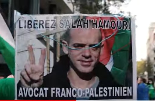 Une affiche pour la libération de Salah Hamouri, portée lors de la Marche pour le Retour et la Libération de la Palestine le 29 octobre à Bruxelles (capture d'écran d'une vidéo de la Marche publiée sur Masar Badil)