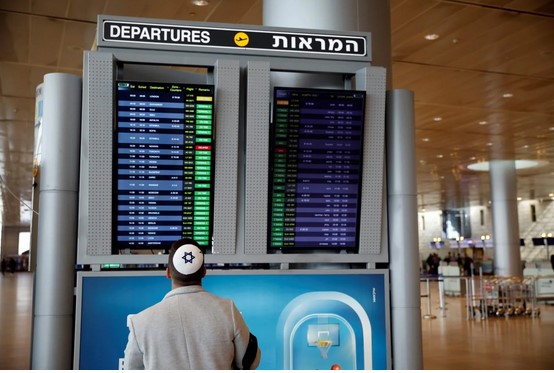 Émigration: Un homme regarde un panneau d’information sur les vols dans le terminal des départs de l’aéroport international Ben Gourion à Lod, près de Tel Aviv, en Israël, le 10 mars 2020 (Reuters).
