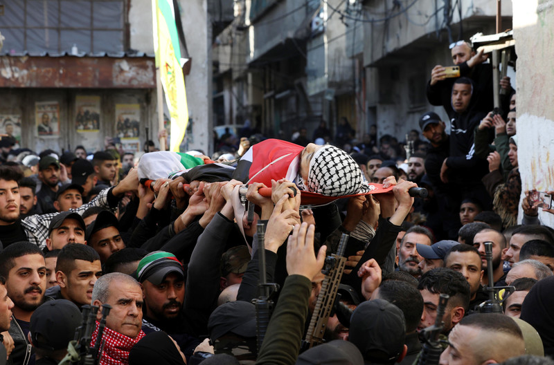 12 janvier 2023. Camp de réfugiés de Balata. La foule en deuil porte le corps d’Ahmad Abu Junaid lors de ses funérailles (Photo : Wajed Nobani / APA images)