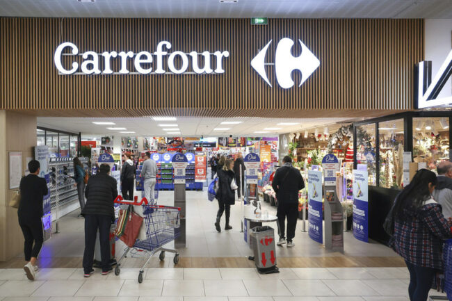 Les syndicats et les organisations des droits de l’homme insistent auprès du distributeur alimentaire mondial Carrefour, dont le siège est en France, de mettre un terme à sa complicité dans les crimes de guerre israéliens. (Photo : Sipa via AP Images)